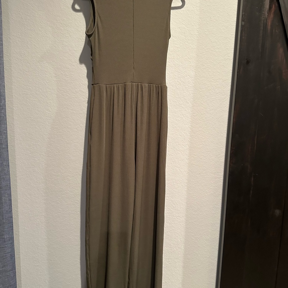 Elegant Olive Green Sleeveless Jumpsuit - Picture 2 of 5